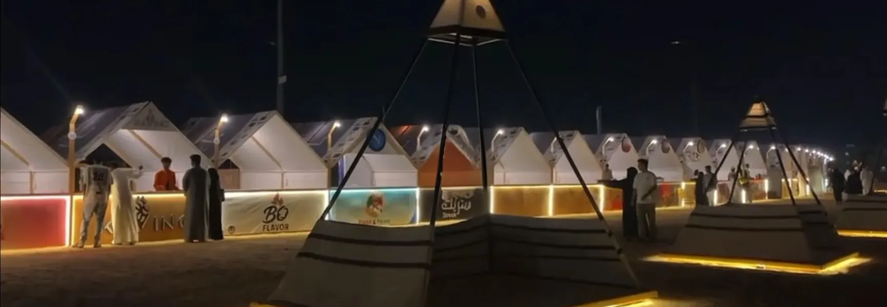 هيكل على شكل هرم مع أضواء في الليل
