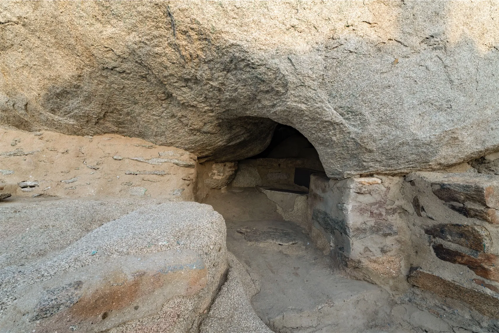 Close-up of the entrance to Ghar Thawr on Jabal Thawr in Makkah.
