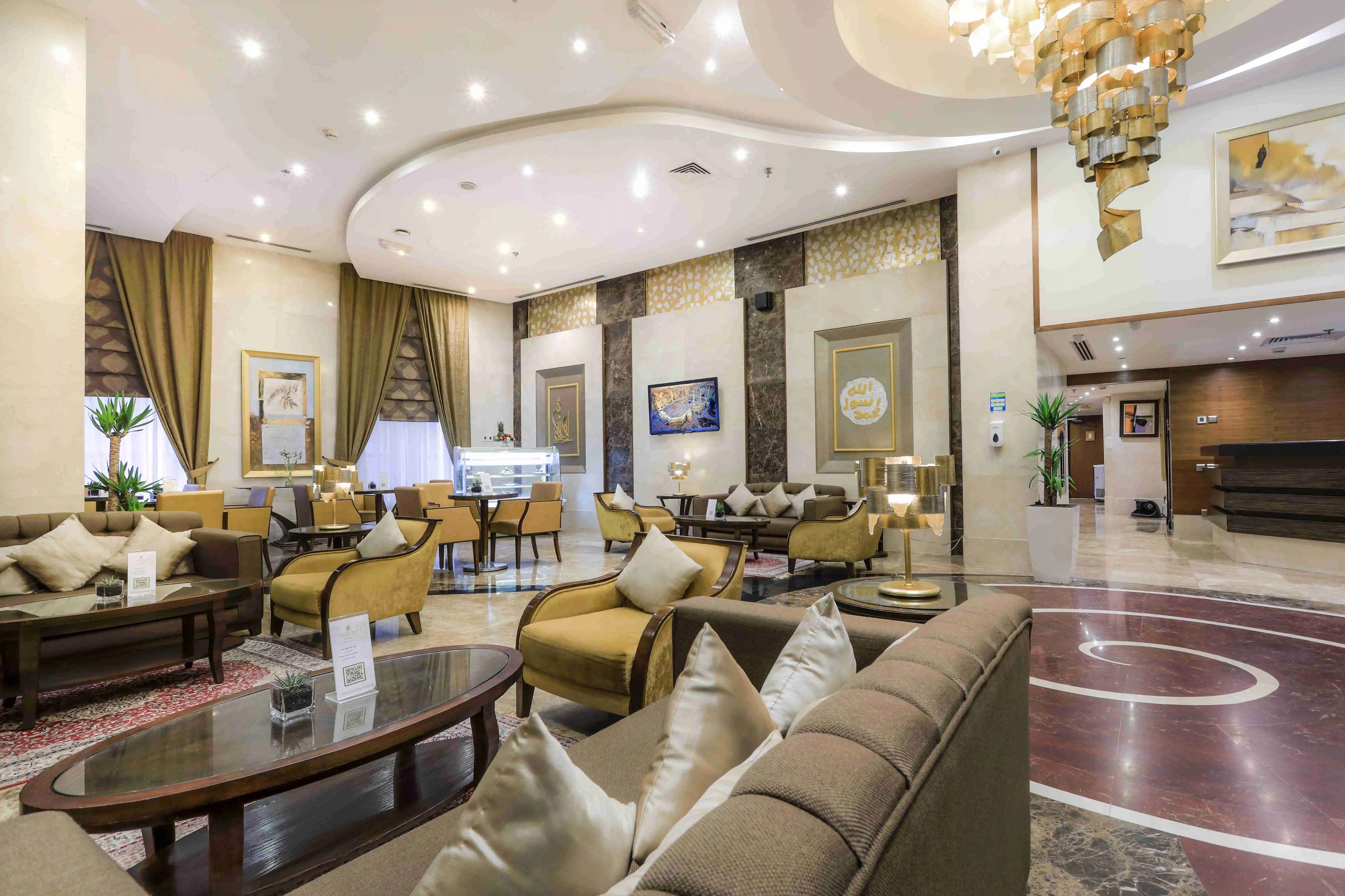 Spacious and elegant lobby interior of Elaf Kinda Hotel in Makkah with comfortable seating and warm lighting.