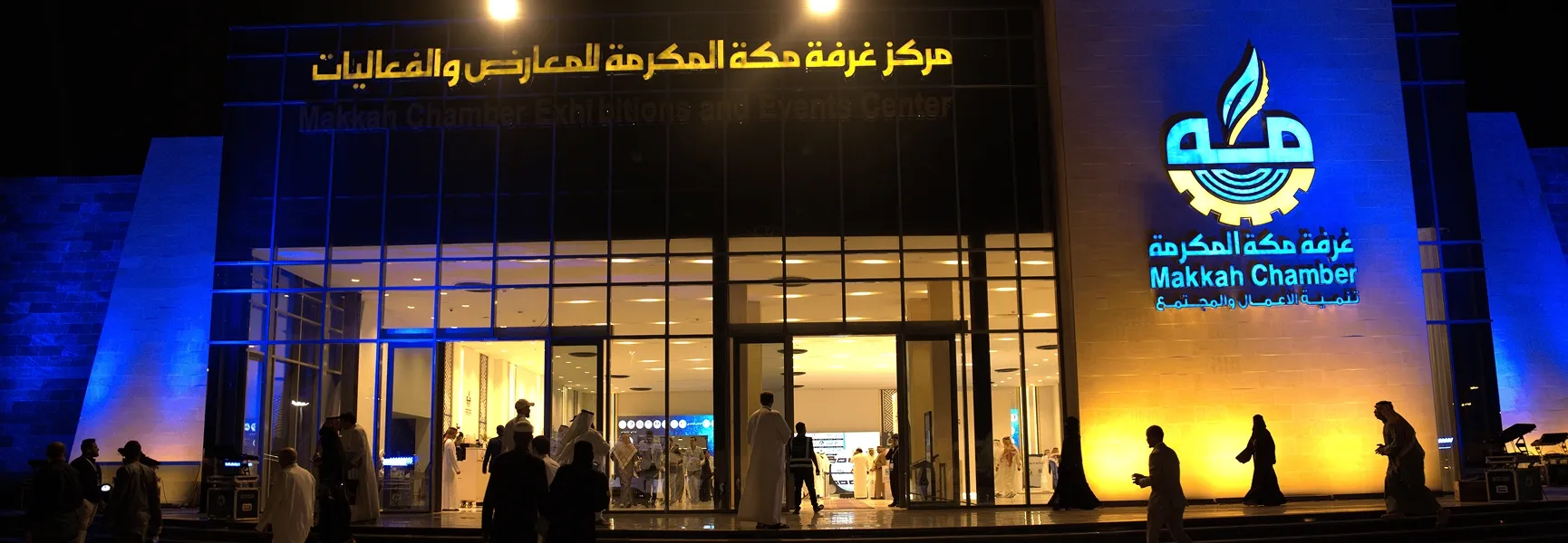 مجموعة من الأشخاص خارج مبنى